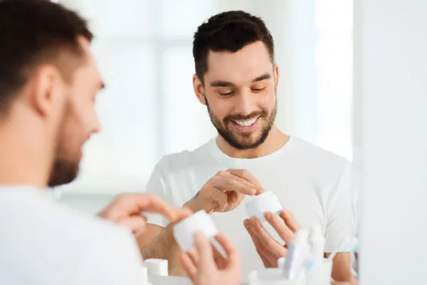 Kobieta oczyszcza skórę twarzy przy pomocy delikatnego, pieniącego się żelu myjącego